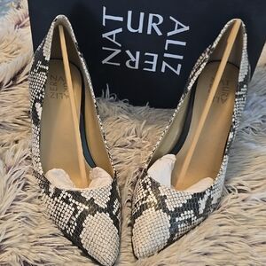 Naturalizer Anna Black and Cream Snake Print Pumps Heels with Pointed Toe, 8.5W